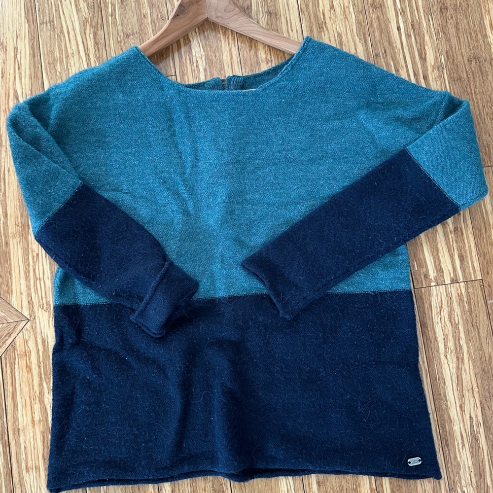 Carve Designs “Carmel” navy/teal alpaca-blend color-blocked sweater, size small